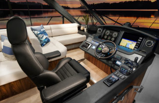 Riviera 5400 Sport Yacht - Helm