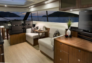 6000 Sport Yacht - Dinette