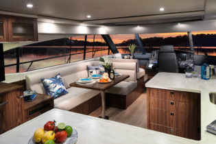 Riviera 5400 Sport Yacht - Salon