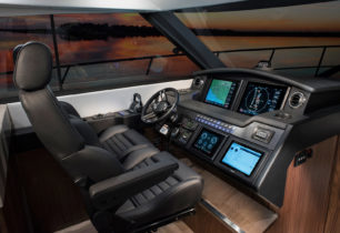 4800 Sport Yacht - Helm