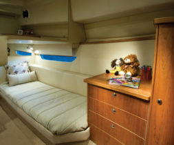 3600 Sport Yacht - Guest Cabin