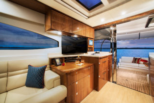 6000 Sport Yacht - Bar and Entertainment Area