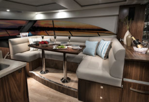4800 Sport Yacht - Salon Dining Area