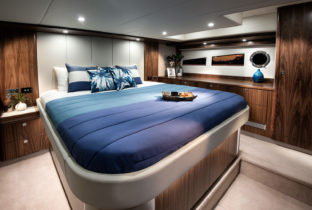 Riviera 5400 Sport Yacht - Master Stateroom