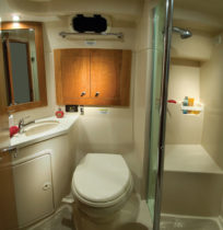 3600 Sport Yacht - Bathroom