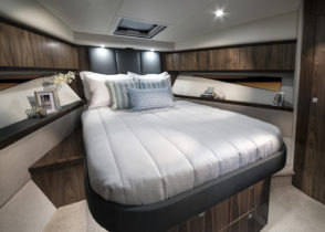4800 Sport Yacht - Master Stateroom
