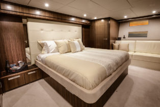 16 Riviera-77-Enclosed-Flybridge-Master-Stateroom-02