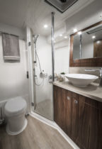 4800 Sport Yacht - Master Stateroom Ensuite