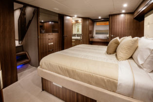 17 Riviera-77-Enclosed-Flybridge-Master-Stateroom-01