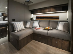 4800 Sport Yacht - Lower Lounge