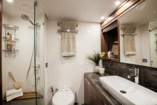 18 Riviera-77-Enclosed-Flybridge-Master-Ensuite