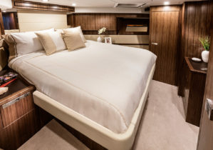 19 Riviera-77-Enclosed-Flybridge-VIP-Guest-Stateroom