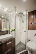 20 Riviera-77-Enclosed-Flybridge-VIP-Guest-Ensuite