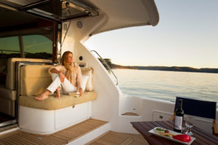 43' Open Flybridge - Cockpit Seating