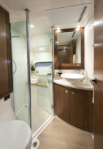 6000 Sport Yacht - Guest Bathroom