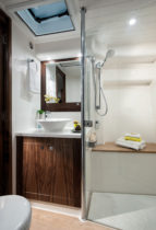 Riviera 5400 Sport Yacht - Guest Ensuite