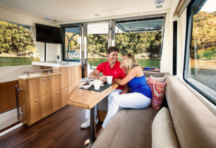 57 Enclosed Flybridge -Flybridge Dinnette