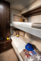 Riviera 5400 Sport Yacht - Port Guest Room