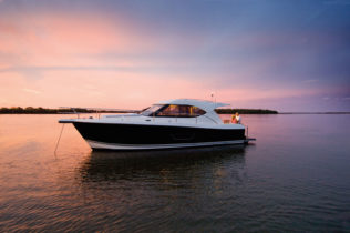 3600 Sport Yacht - Anchored