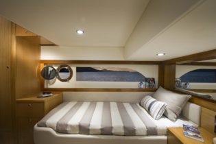 525 SUV - Starboard Cabin