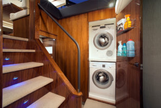 6000 Sport Yacht - Laundry