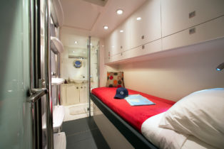 6000 Sport Yacht - Optional Guest Crew Cabin