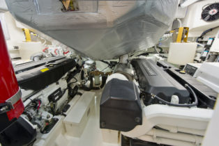 6000 Sport Yacht - Engine Room