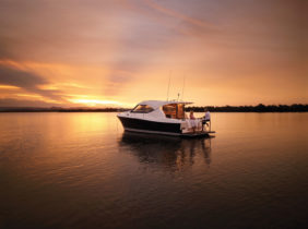 3600 Sport Yacht - Anchored