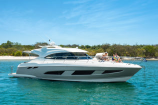 4800 Sport Yacht - Anchored