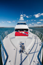 5 Riviera-77-Enclosed-Flybridge-Foredeck-01