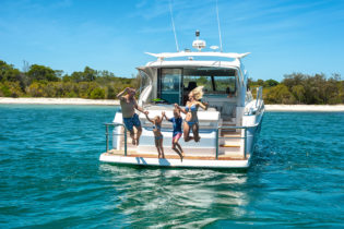 4800 Sport Yacht - Anchored