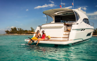 Riviera 5400 Sport Yacht - Swim Platform