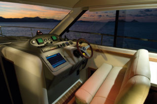 3600 Sport Yacht - Helm