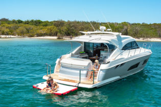 4800 Sport Yacht - Anchored