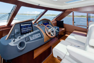 Belize 54 Sedan - Helm