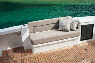 575 SUV - Transom Lounge