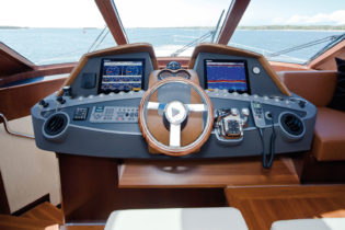 Belize 54 Sedan - Helm