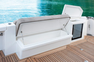 575 SUV - Transom Lounge Storage and Bait Tank